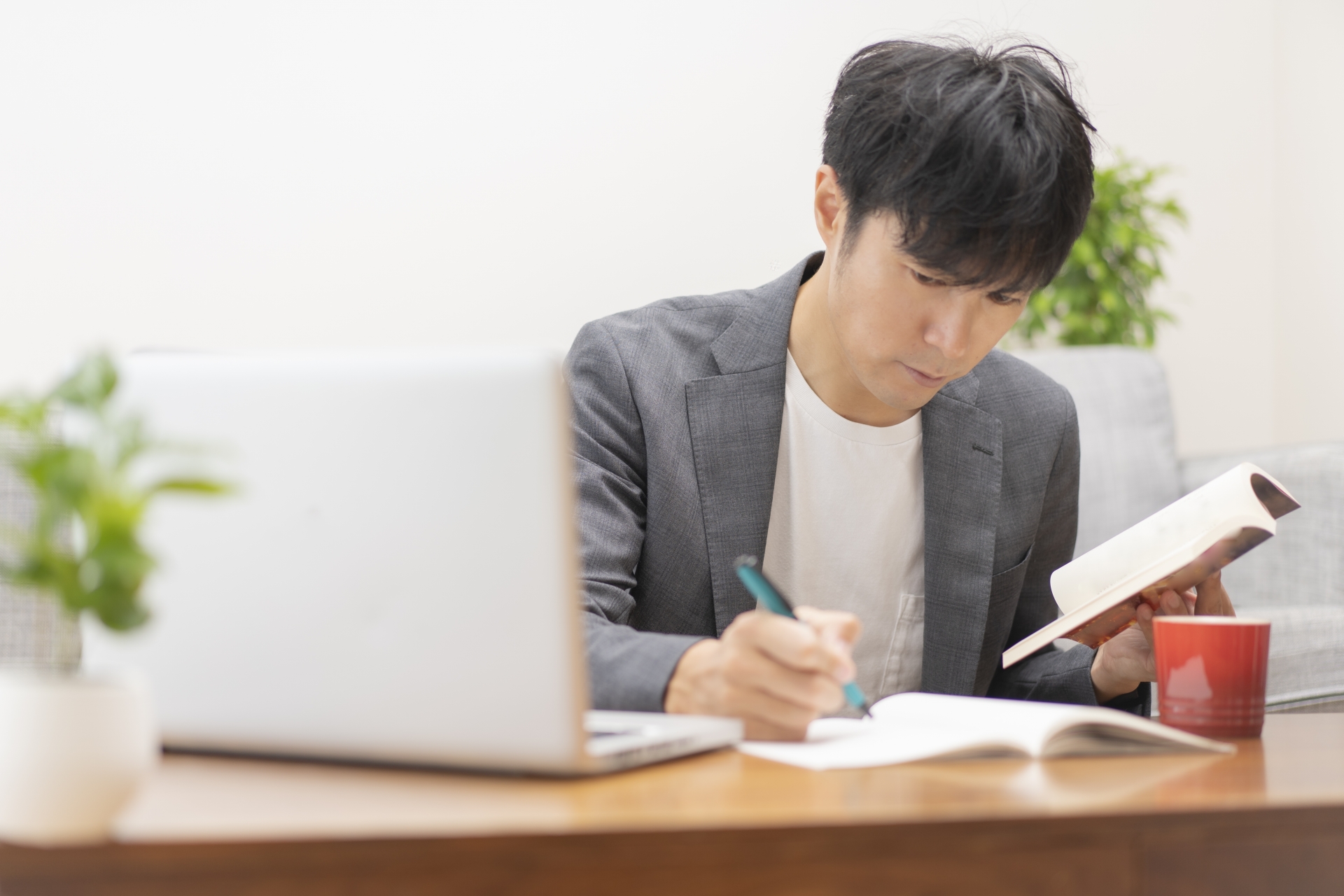 パソコンで学習する男性