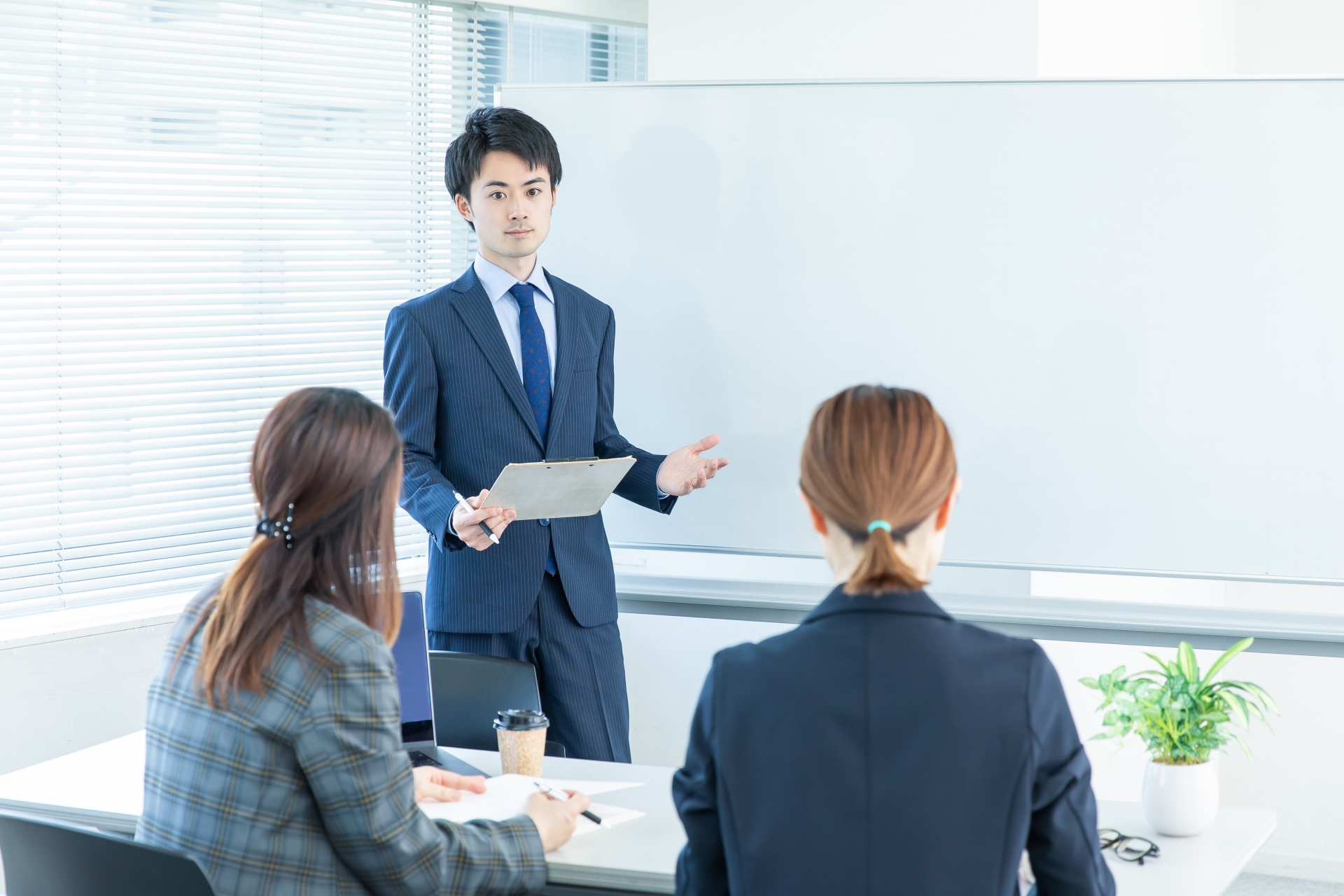 パソコンを見て落ち込む男性会社員