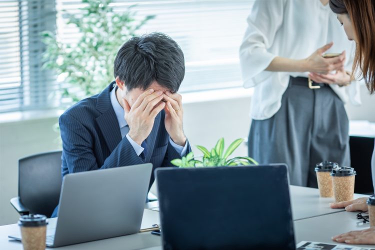 女性社員に責められる会社員