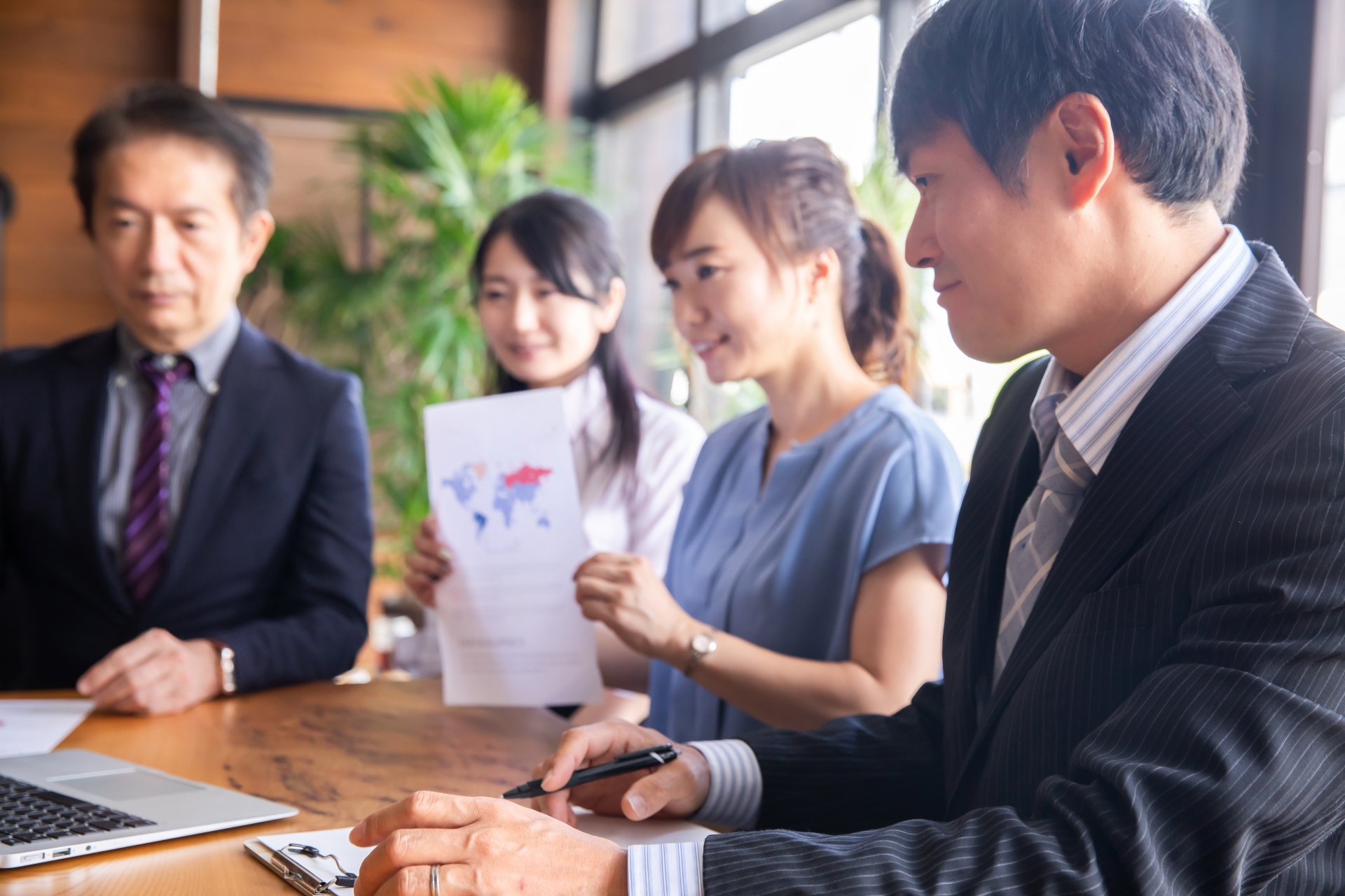 カジュアルな会社のスタッフミーティング