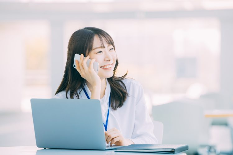 電話で話す女性