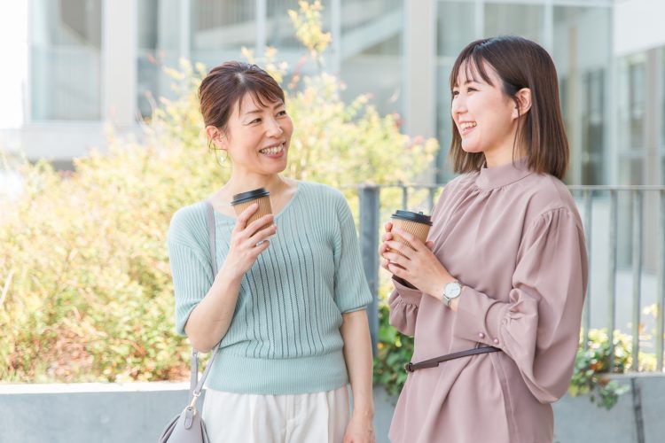 休憩する女性